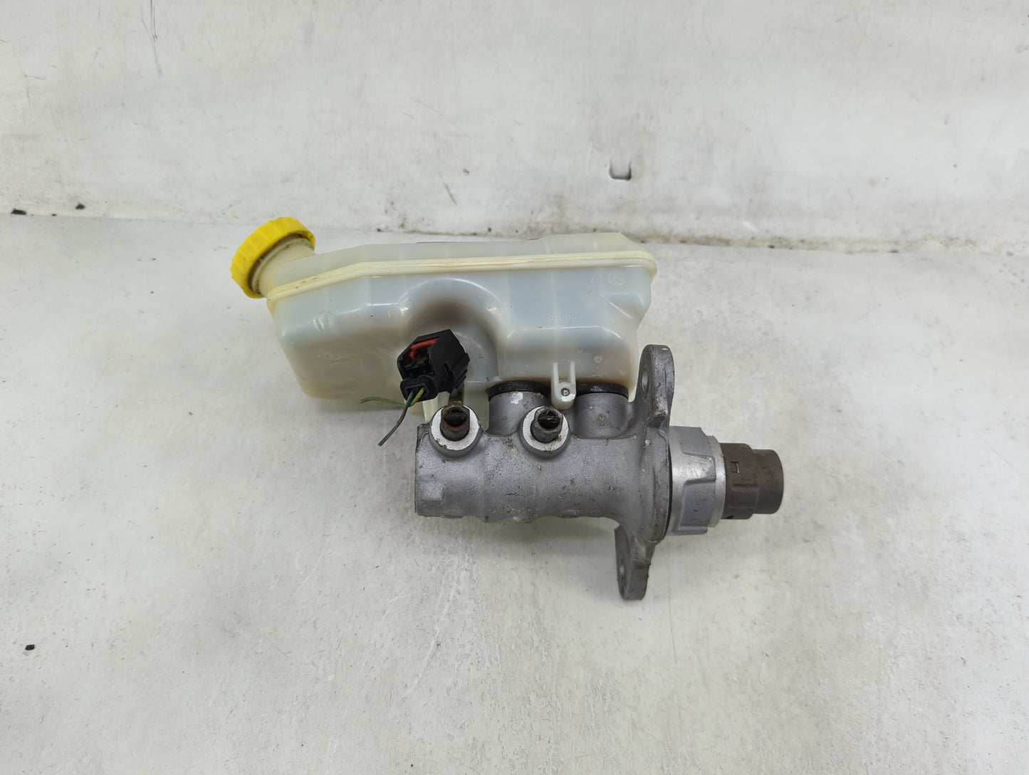 2012-2020 Dodge Grand Caravan Brake Master Cylinder 1490237 - Oemusedautoparts1.com