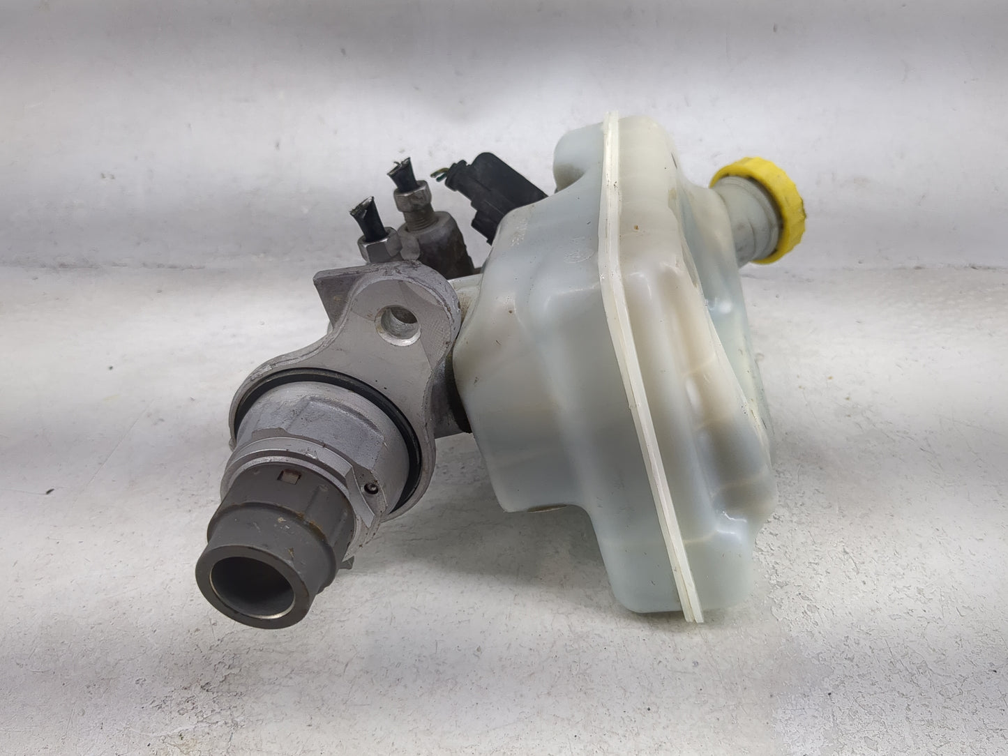 2012-2020 Dodge Grand Caravan Brake Master Cylinder 1492073 - Oemusedautoparts1.com