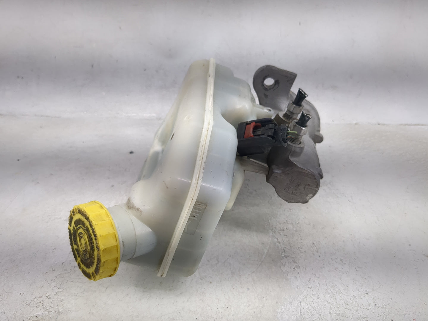 2012-2020 Dodge Grand Caravan Brake Master Cylinder 1492073 - Oemusedautoparts1.com