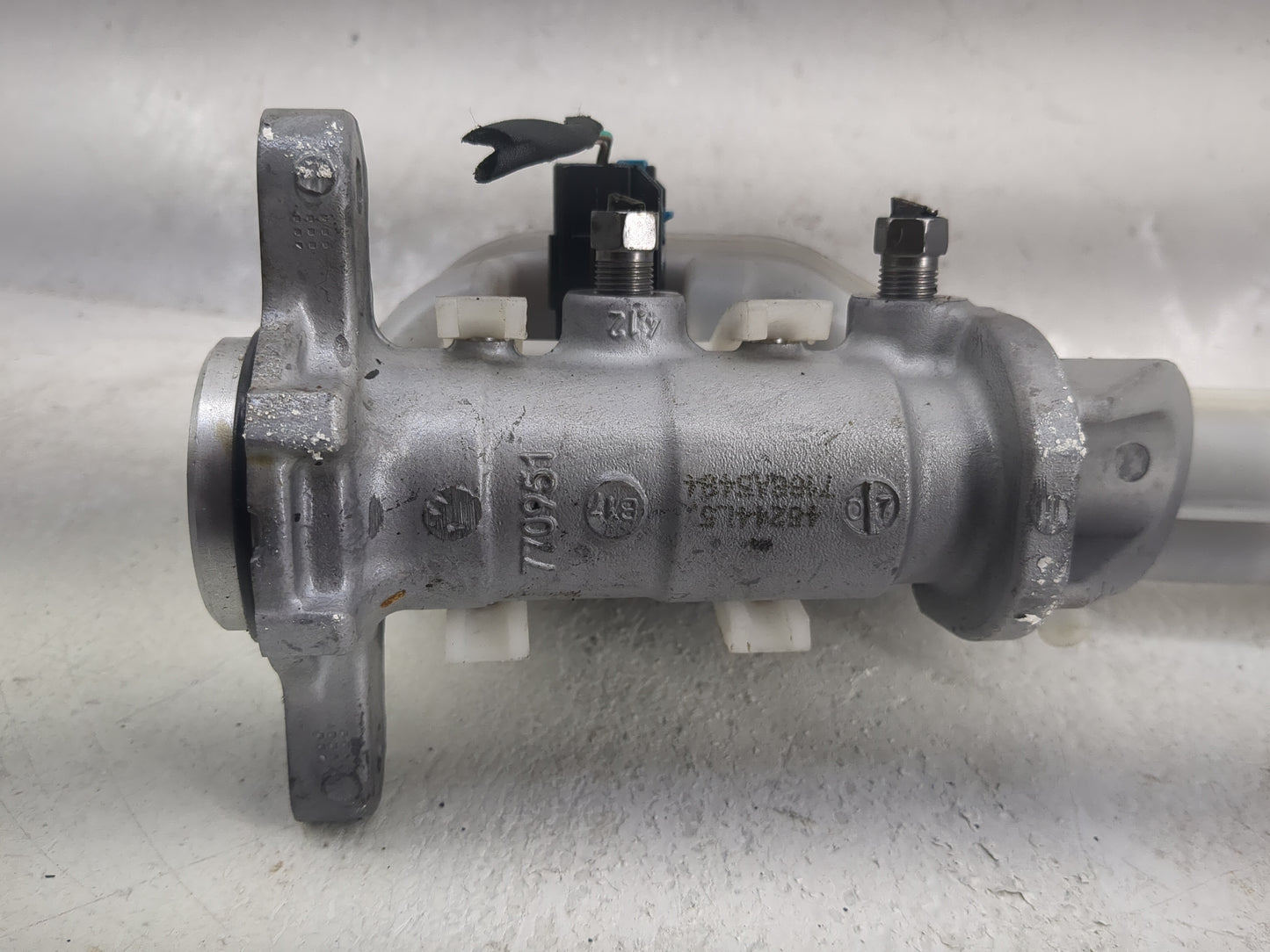 2017 Dodge Journey Brake Master Cylinder 1497980 - Oemusedautoparts1.com