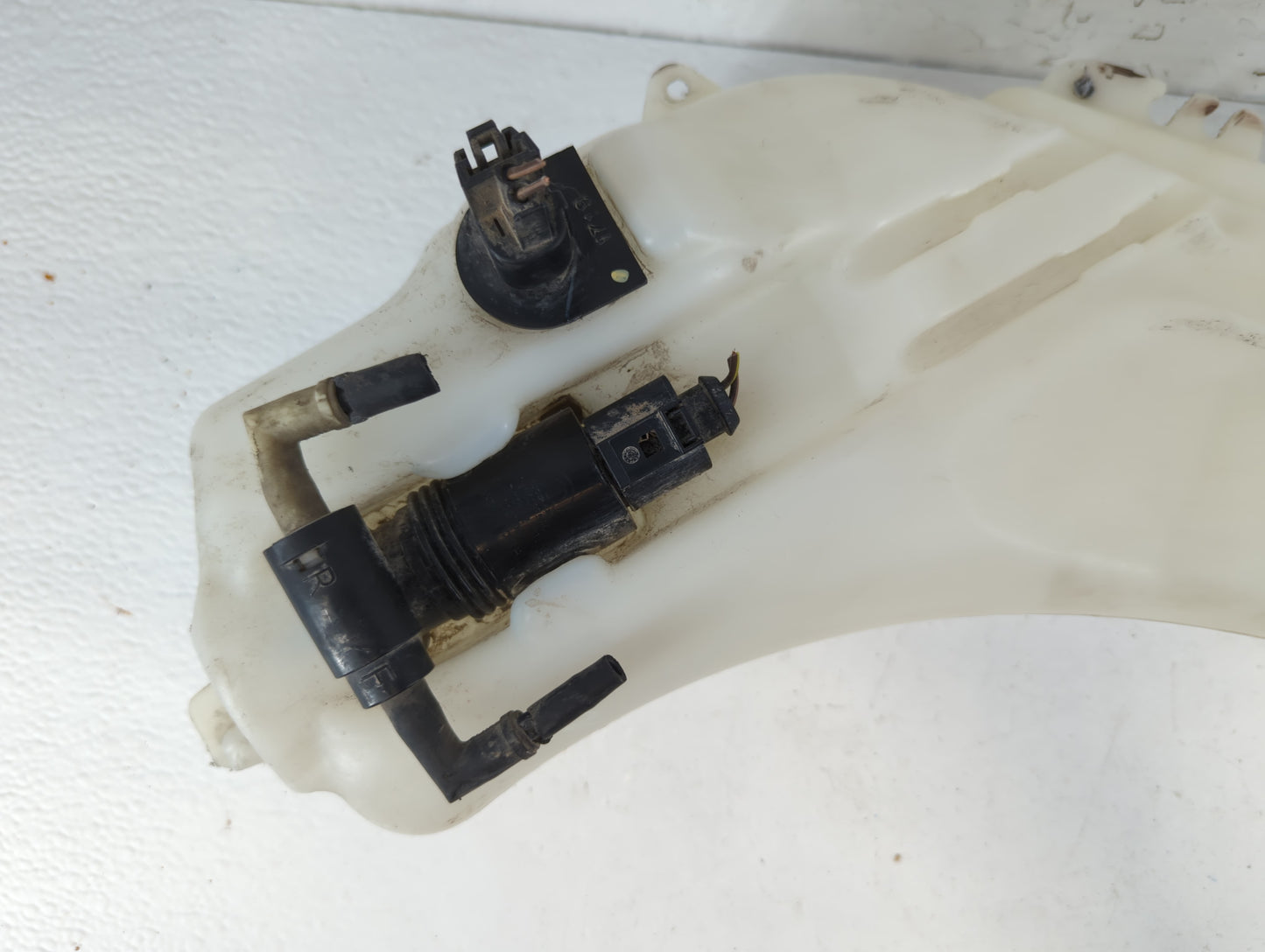 2017 Dodge Journey Windshield Washer Fluid Reservoir Bottle Oem - Oemusedautoparts1.com