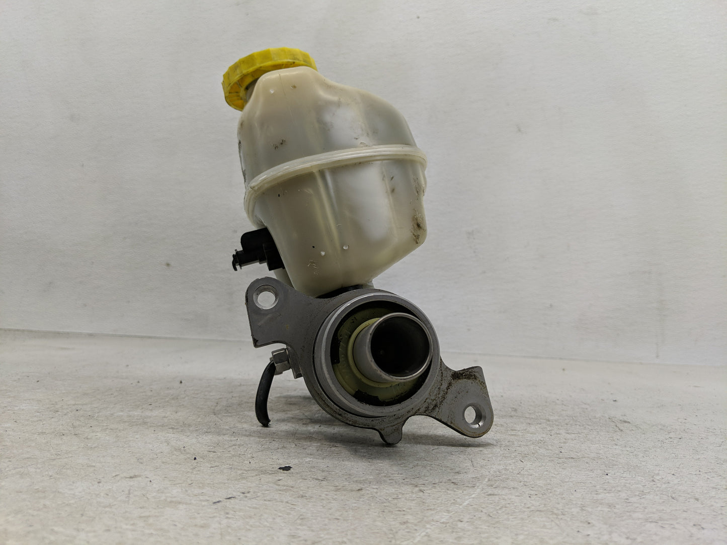 2007-2008 Dodge Ram 1500 Brake Master Cylinder - Oemusedautoparts1.com