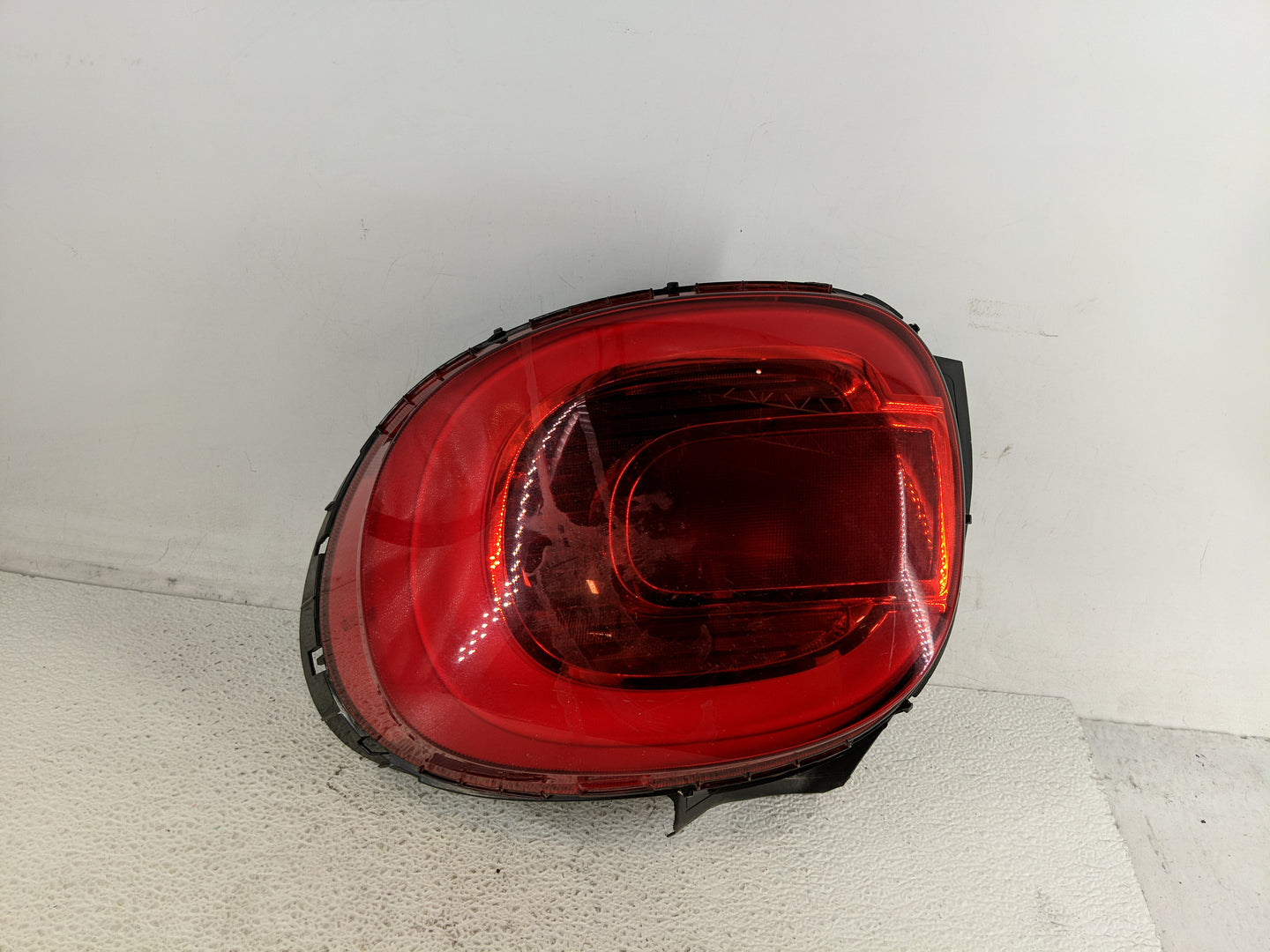 2014-2017 Fiat 500 Tail Light Assembly Passenger Right OEM P/N:03.476.50 51922307 Fits Fits 2014 2015 2016 2017 OEM Used Aut