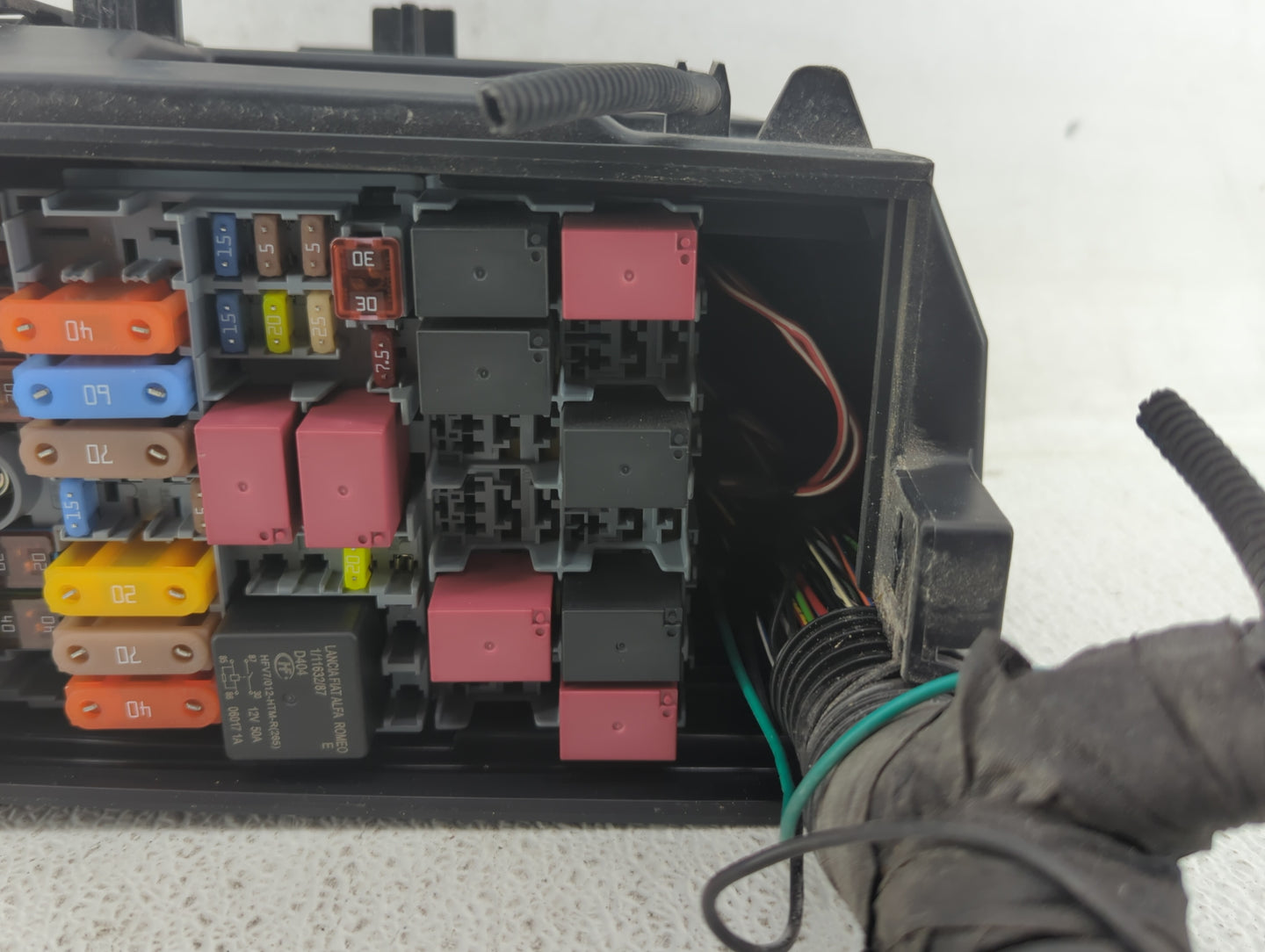 2017 Fiat 500x Fusebox Fuse Box Panel Relay Module P/N:940112106 Fits OEM Used Auto Parts - Oemusedautoparts1.com