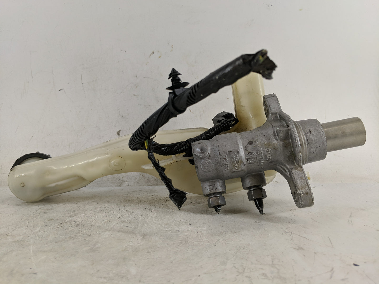 2015-2020 Ford Edge Brake Master Cylinder - Oemusedautoparts1.com