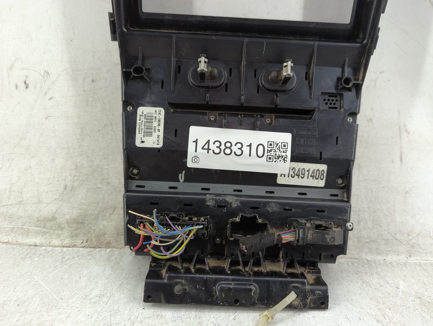 2015-2018 Ford Edge Radio AM FM Cd Player Receiver Replacement P/N:FT4T-18E245-BP Fits Fits 2015 2016 2017 2018 OEM Used Aut