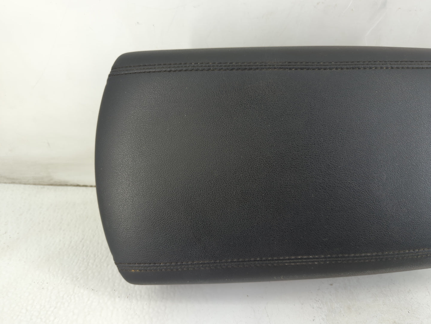 2017 Ford Edge Center Console Armrest Cover Lid P/N:EV2B-R046 04AF Fits OEM Used Auto Parts - Oemusedautoparts1.com