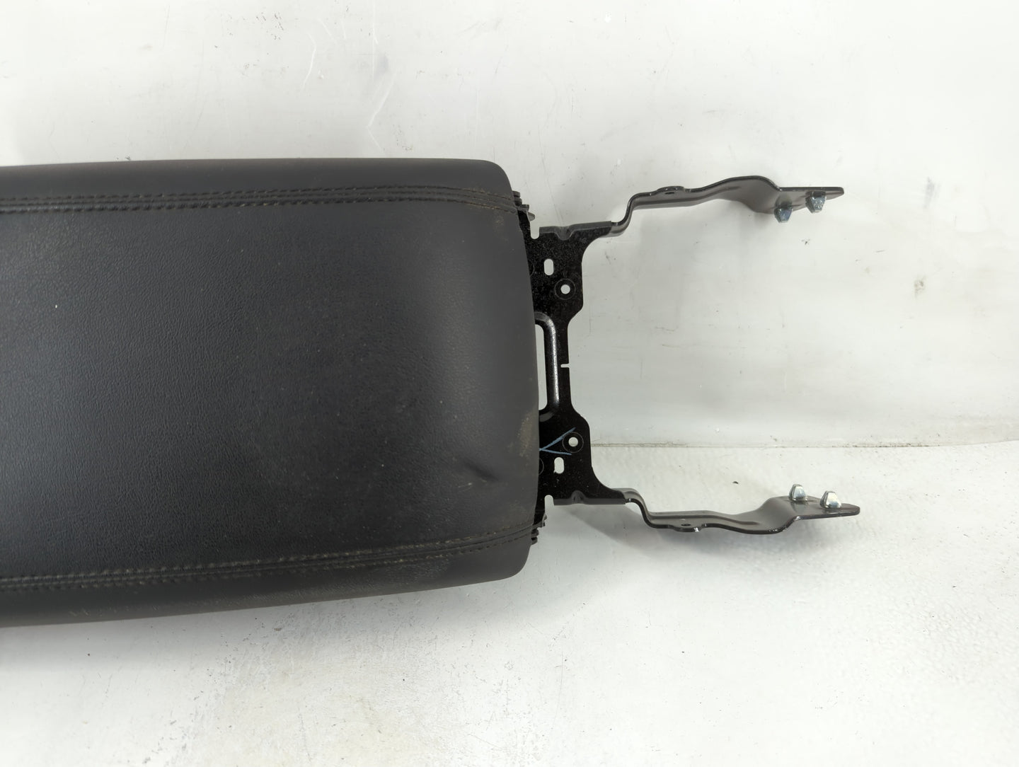 2017 Ford Edge Center Console Armrest Cover Lid P/N:EV2B-R046 04AF Fits OEM Used Auto Parts - Oemusedautoparts1.com