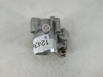 2017-2019 Ford Escape Throttle Body P/N:DS7G-9F991-BB Fits Fits 2014 2015 2016 2017 2018 2019 2020 OEM Used Auto Parts