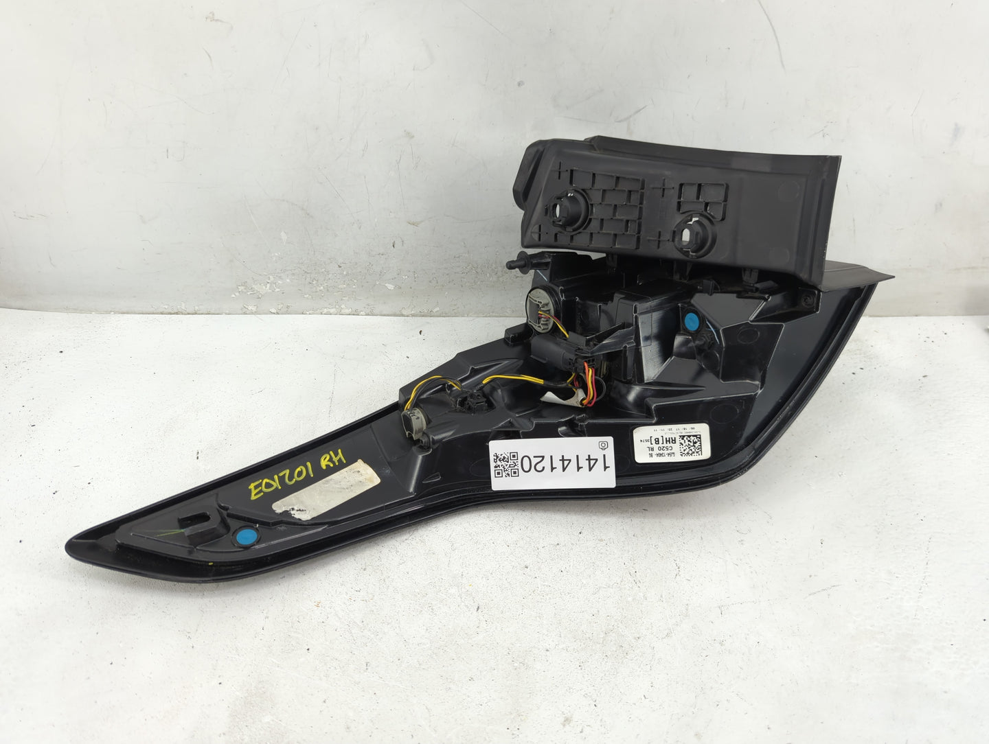2017-2018 Ford Escape Tail Light Assembly Passenger Right OEM P/N:GJ54-13404-BG GJ54-13404-BH, GJ54-13404-AG Fits Fits 2017 
