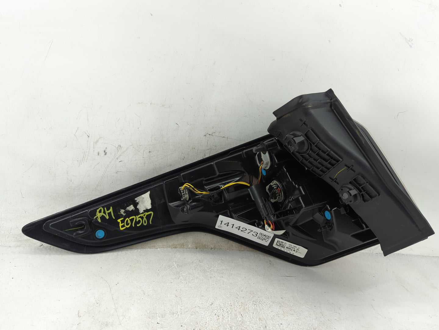 2017-2018 Ford Escape Tail Light Assembly Passenger Right OEM P/N:GJ54-13404-AF GJ54-13404-BG, GJ54-13404-BH Fits Fits 2017 
