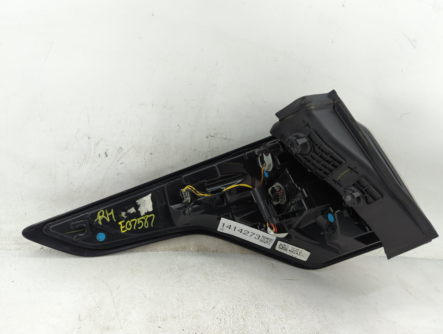 2017-2018 Ford Escape Tail Light Assembly Passenger Right OEM P/N:GJ54-13404-AF GJ54-13404-BG, GJ54-13404-BH Fits Fits 2017 