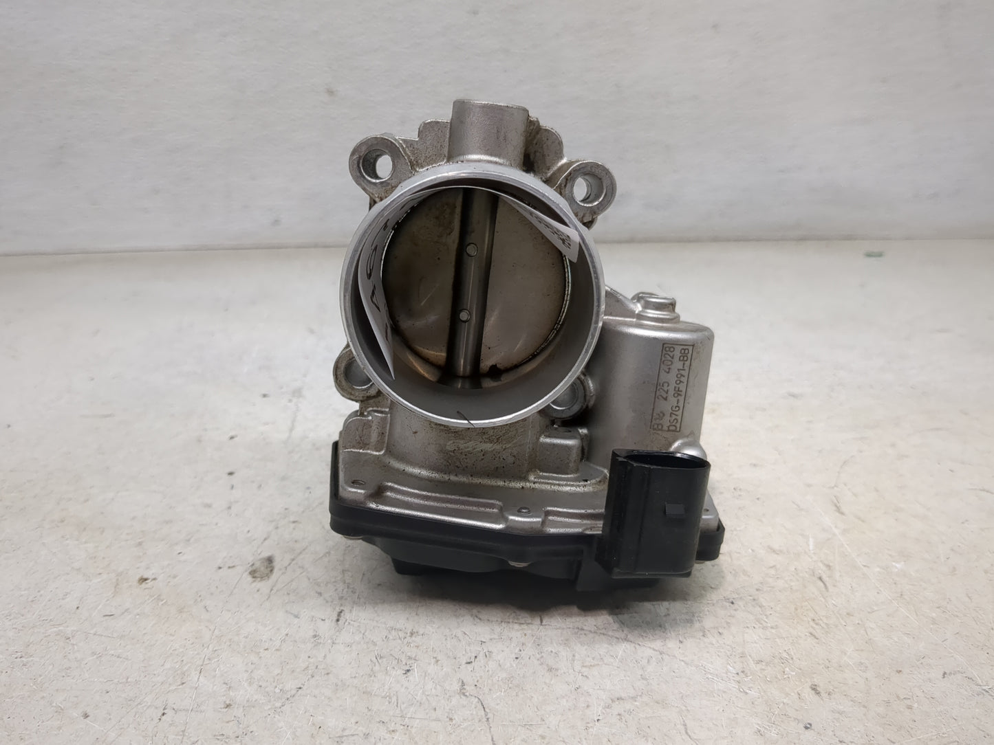 2017-2019 Ford Escape Throttle Body P/N:DS7G-9F991-BB Fits Fits 2014 2015 2016 2017 2018 2019 2020 OEM Used Auto Parts - Oem