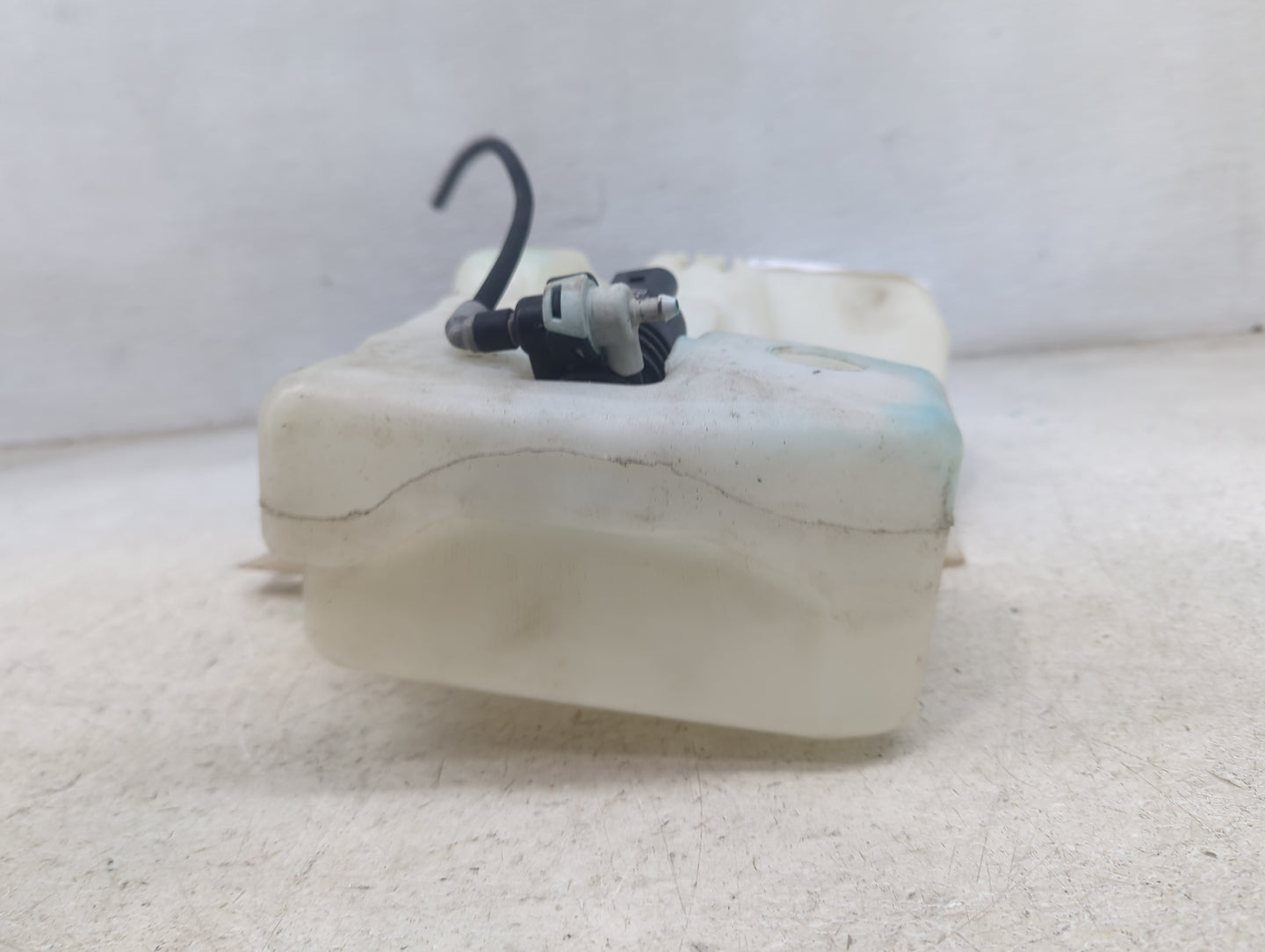 2015-2019 Ford Escape Windshield Washer Fluid Reservoir Bottle Oem 1473591 - Oemusedautoparts1.com