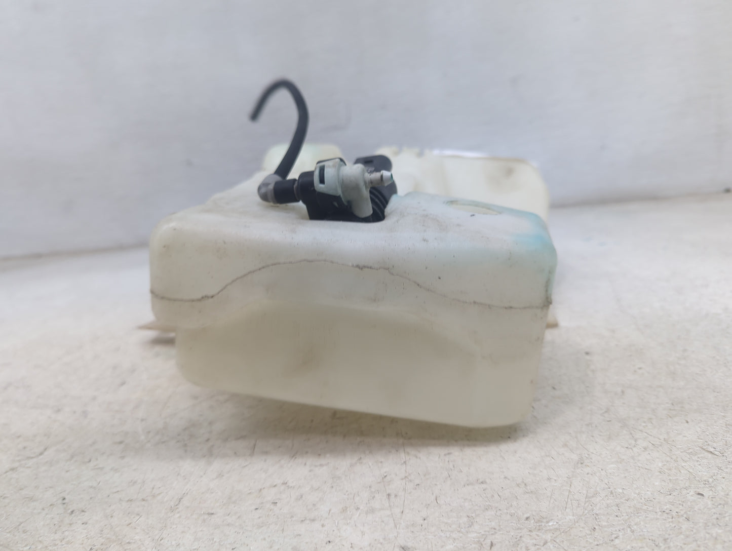 2015-2019 Ford Escape Windshield Washer Fluid Reservoir Bottle Oem 1473591 - Oemusedautoparts1.com