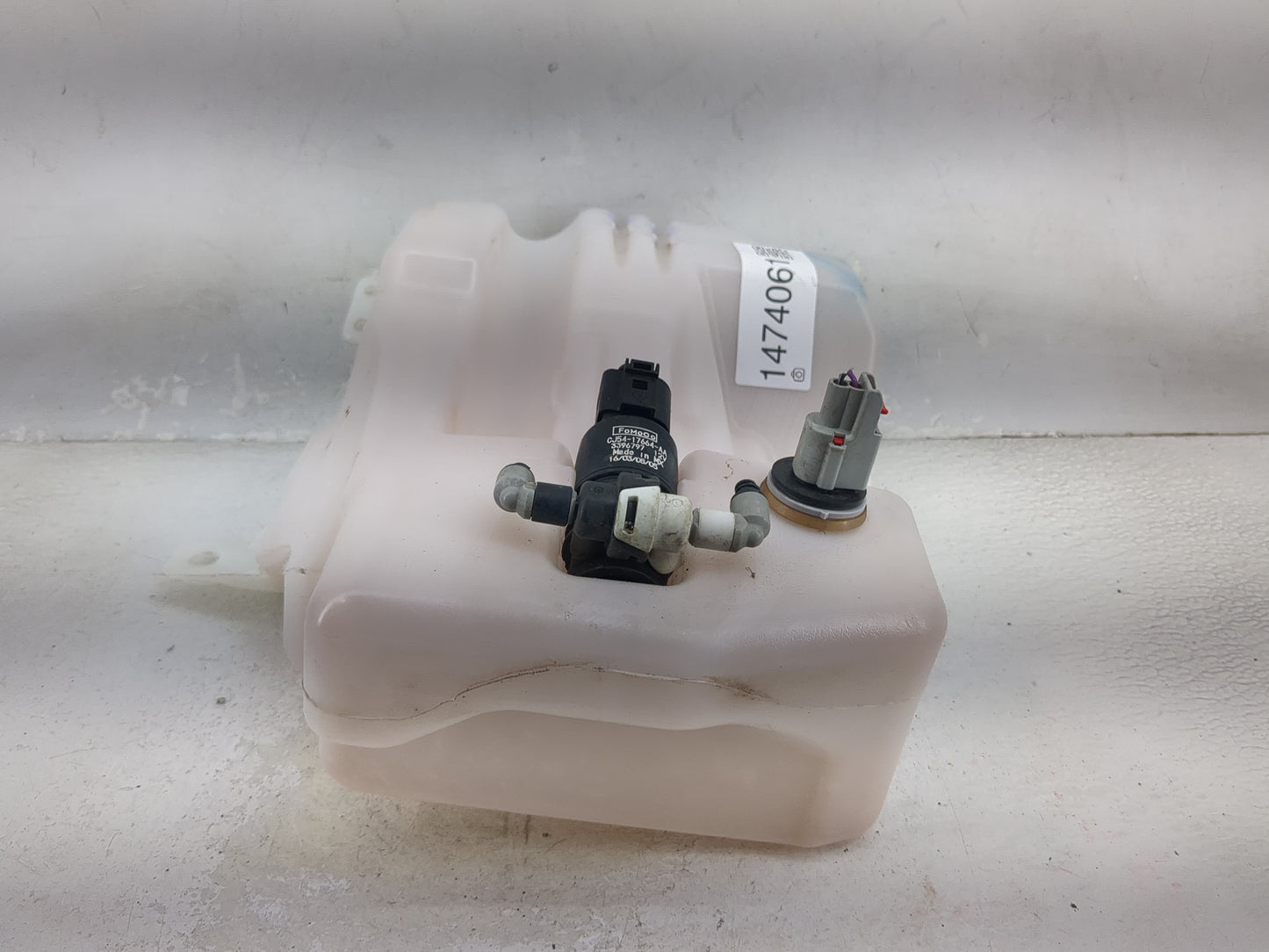 2015-2019 Ford Escape Windshield Washer Fluid Reservoir Bottle Oem 1474061 - Oemusedautoparts1.com