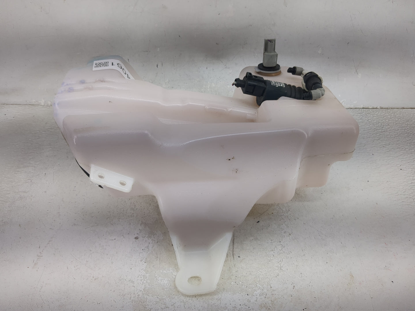 2015-2019 Ford Escape Windshield Washer Fluid Reservoir Bottle Oem 1474061 - Oemusedautoparts1.com
