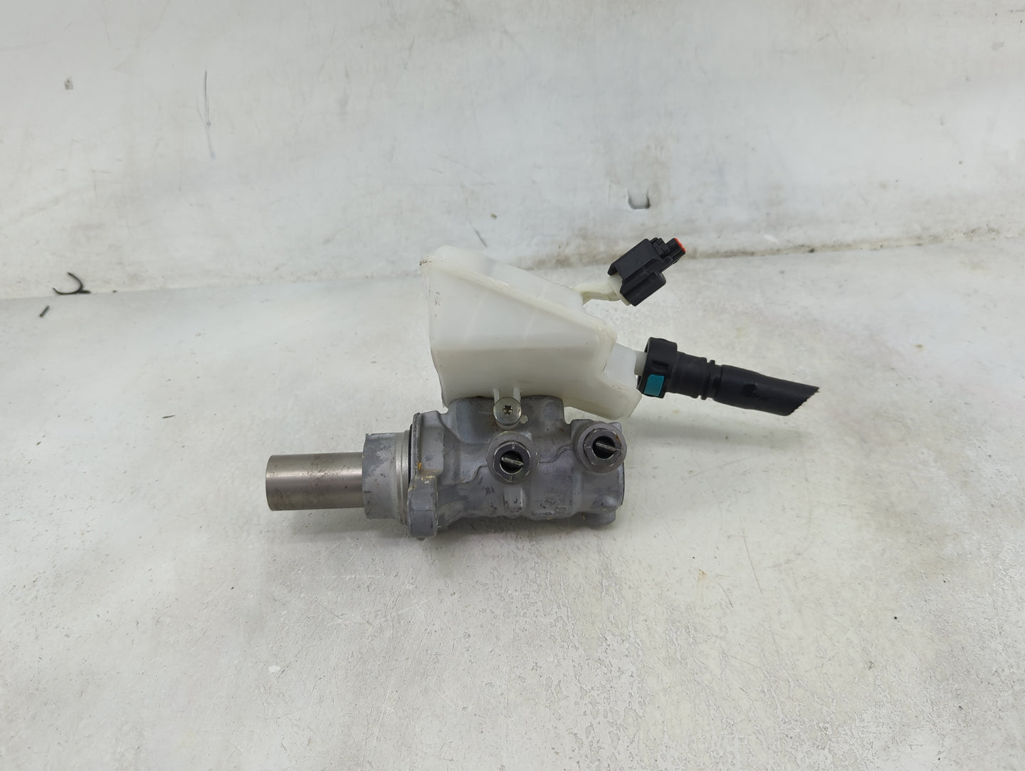 2013-2019 Ford Escape Brake Master Cylinder 1490136 - Oemusedautoparts1.com