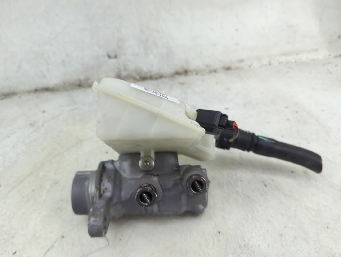 2013-2019 Ford Escape Brake Master Cylinder 1492229 - Oemusedautoparts1.com