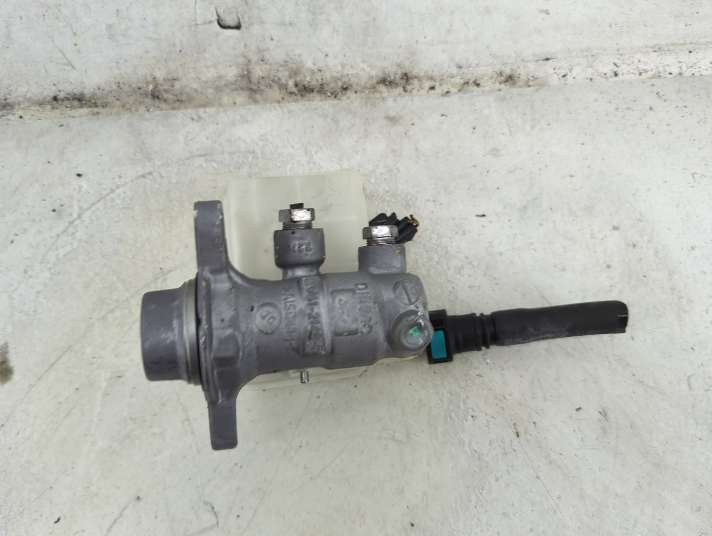 2013-2019 Ford Escape Brake Master Cylinder 1492229 - Oemusedautoparts1.com