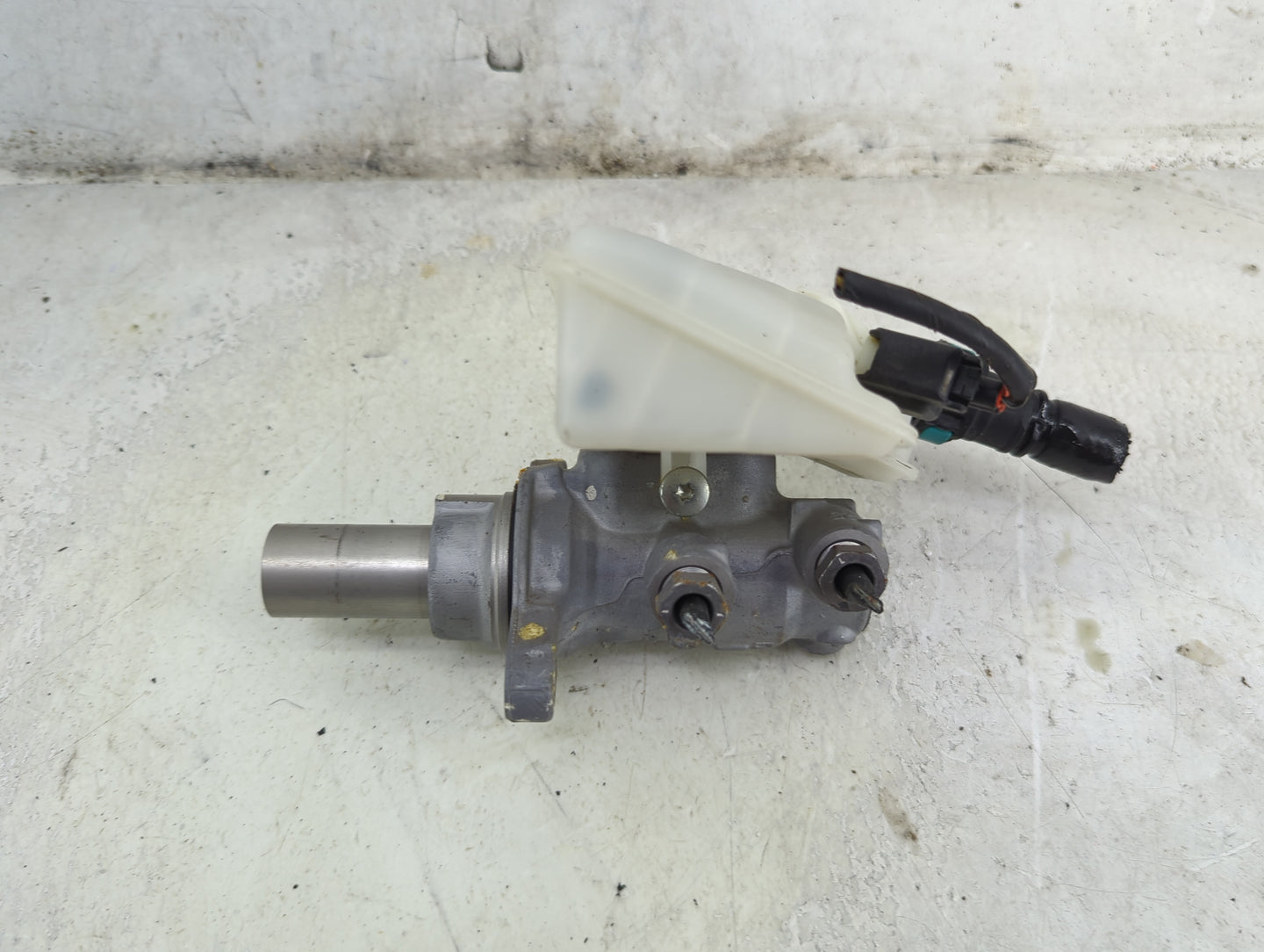2013-2019 Ford Escape Brake Master Cylinder 1492291 - Oemusedautoparts1.com