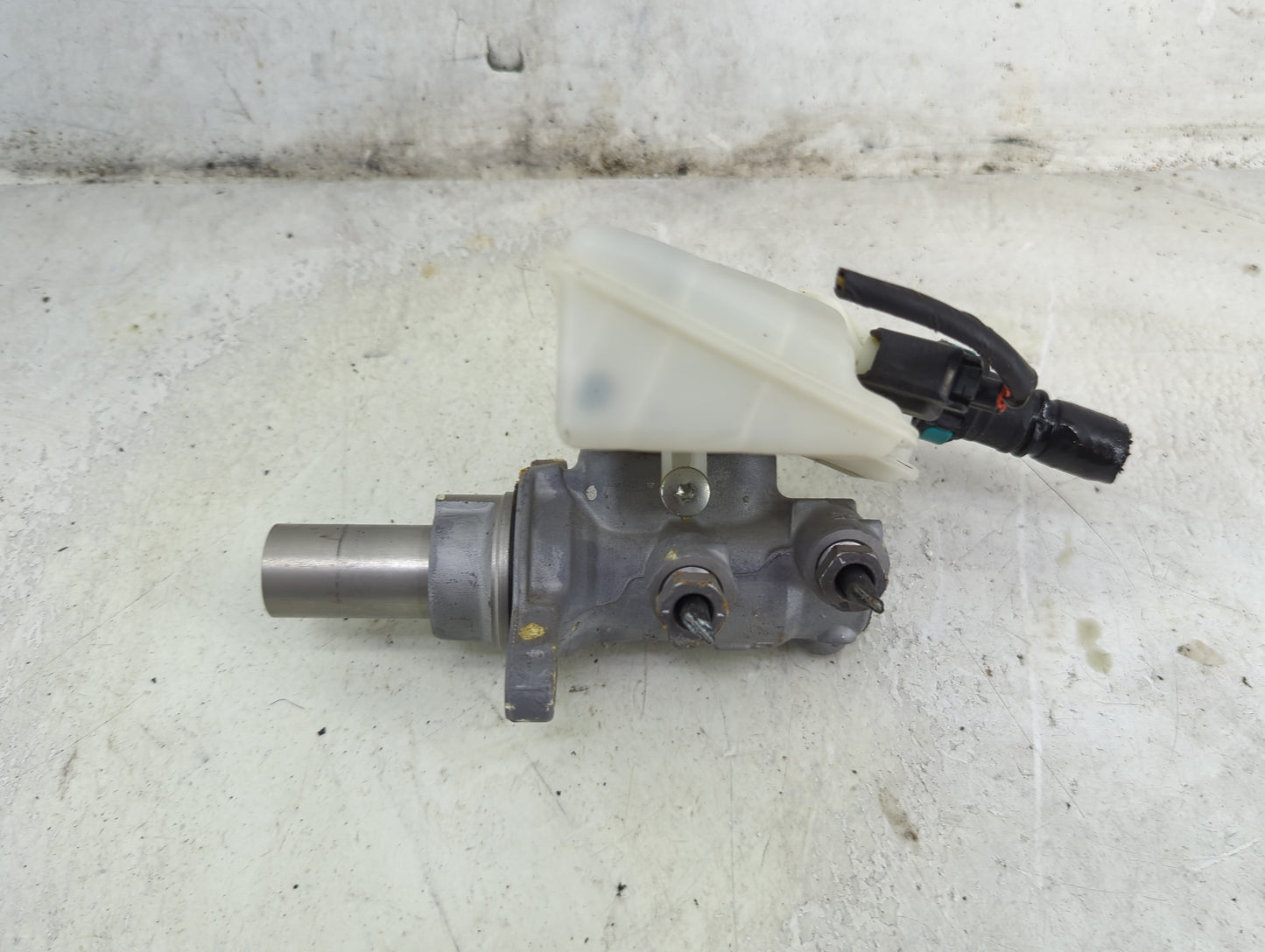 2013-2019 Ford Escape Brake Master Cylinder 1492291 - Oemusedautoparts1.com