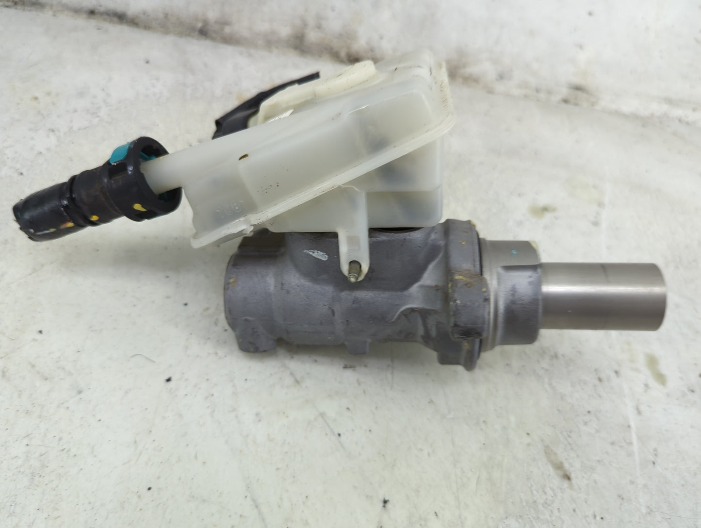 2013-2019 Ford Escape Brake Master Cylinder 1492291 - Oemusedautoparts1.com