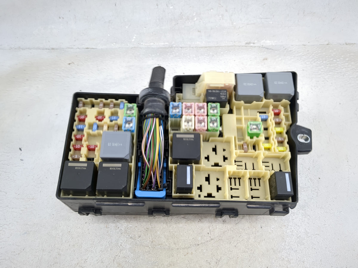 2013-2016 Ford Escape Fusebox Fuse Box Panel Relay Module P/N:AV6T-14A067-AD AV6T-14A142-AB Fits Fits 2013 2014 2015 2016 OE