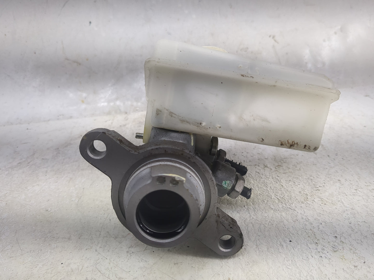 2013-2019 Ford Escape Brake Master Cylinder 1498093 - Oemusedautoparts1.com