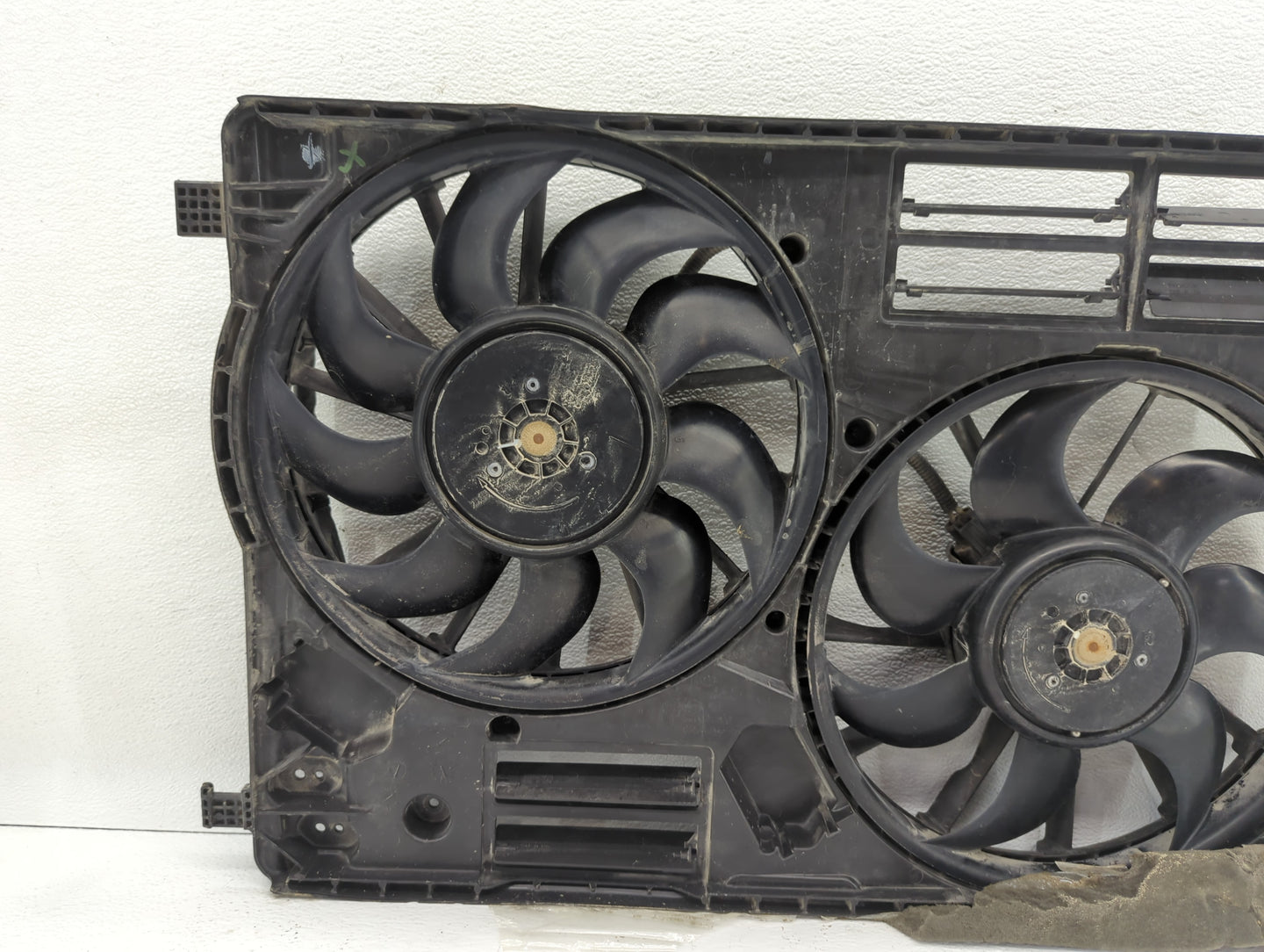 2017-2019 Ford Escape Left Radiator Fan Motor Assembly - Oemusedautoparts1.com