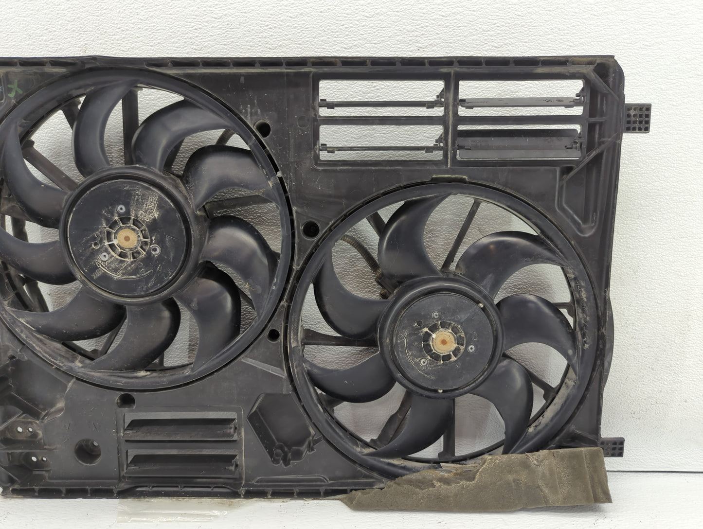2017-2019 Ford Escape Left Radiator Fan Motor Assembly - Oemusedautoparts1.com
