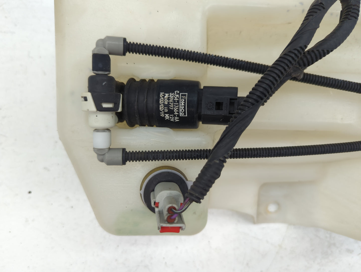 2015-2019 Ford Escape Windshield Washer Fluid Reservoir Bottle Oem - Oemusedautoparts1.com
