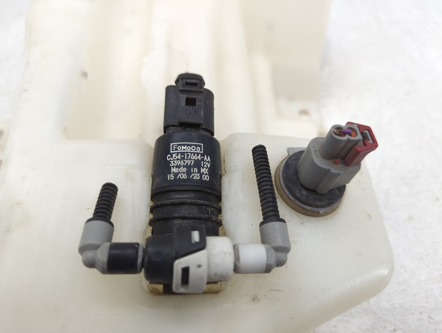 2015-2019 Ford Escape Windshield Washer Fluid Reservoir Bottle Oem - Oemusedautoparts1.com