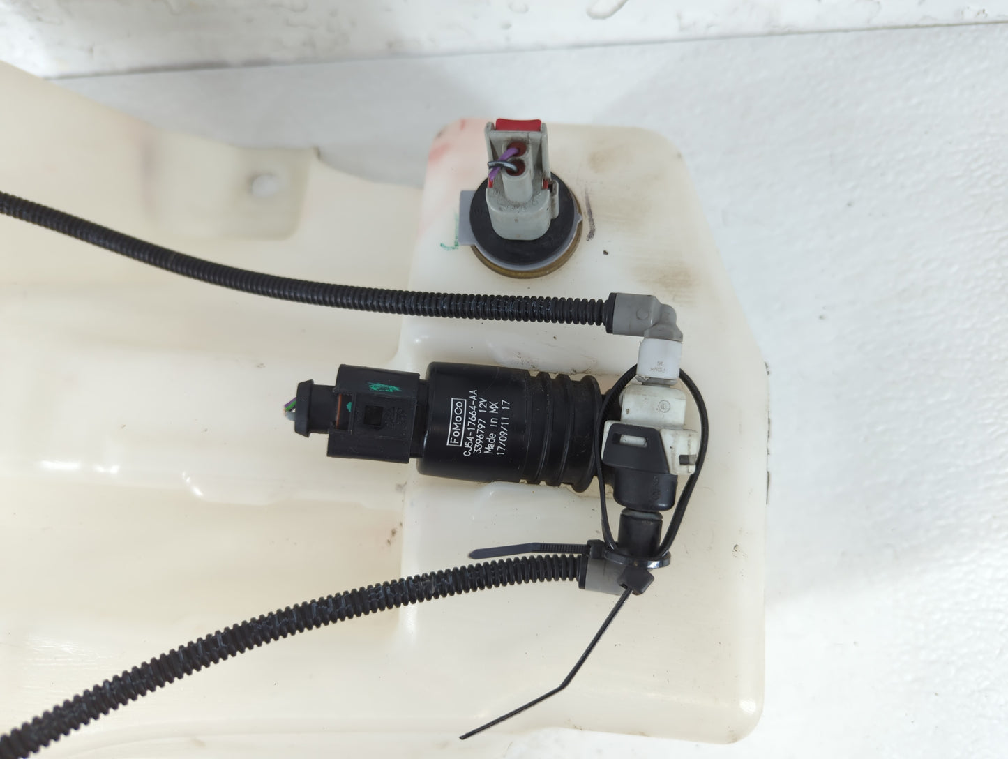 2015-2019 Ford Escape Windshield Washer Fluid Reservoir Bottle Oem - Oemusedautoparts1.com