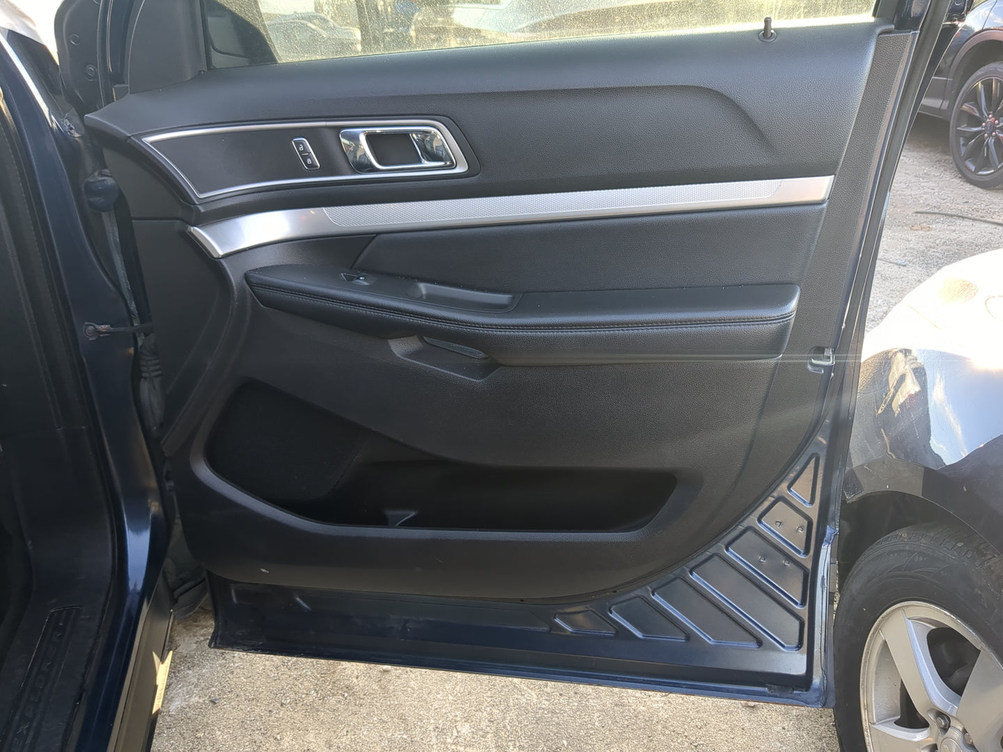 2017 Ford Explorer Front Right Passenger Interior Door Panel Trim 1203347 - Oemusedautoparts1.com