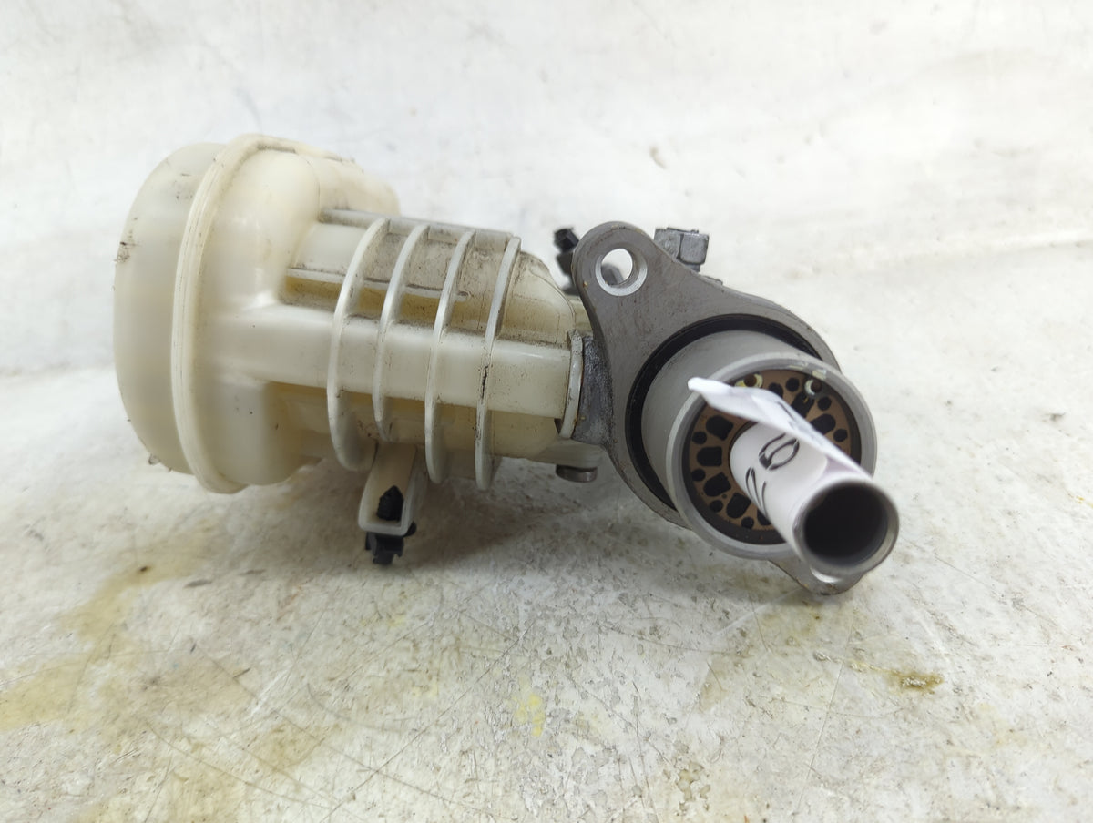 Ford Explorer Brake Master Cylinder 1496726 - Oemusedautoparts1.com