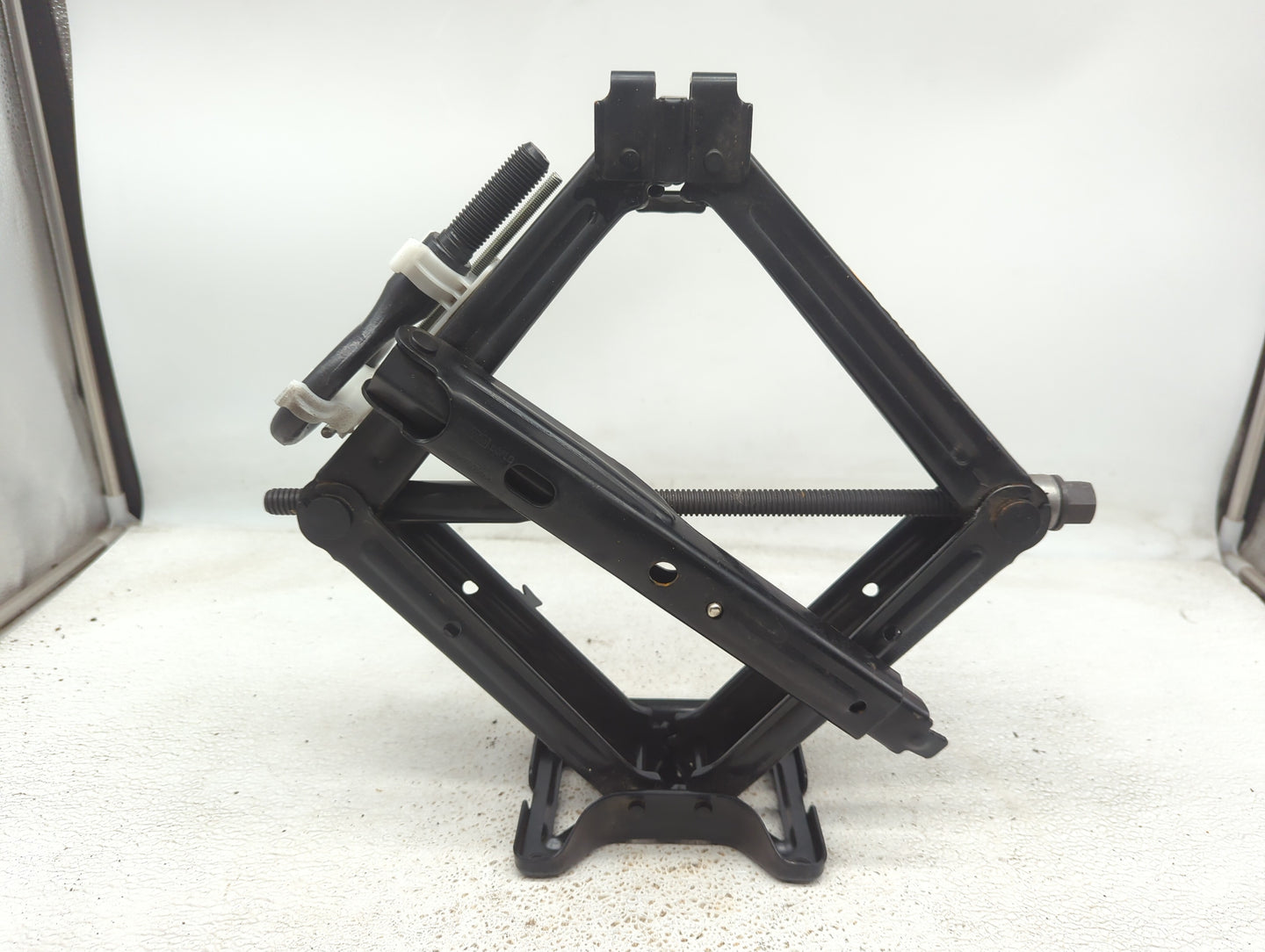 2017 Ford Explorer Spare Scissor Car Jack 928485 - Oemusedautoparts1.com
