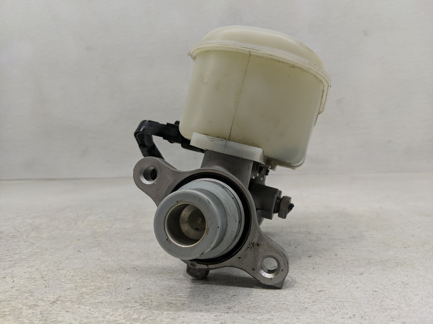 2015-2017 Ford F-150 Brake Master Cylinder - Oemusedautoparts1.com