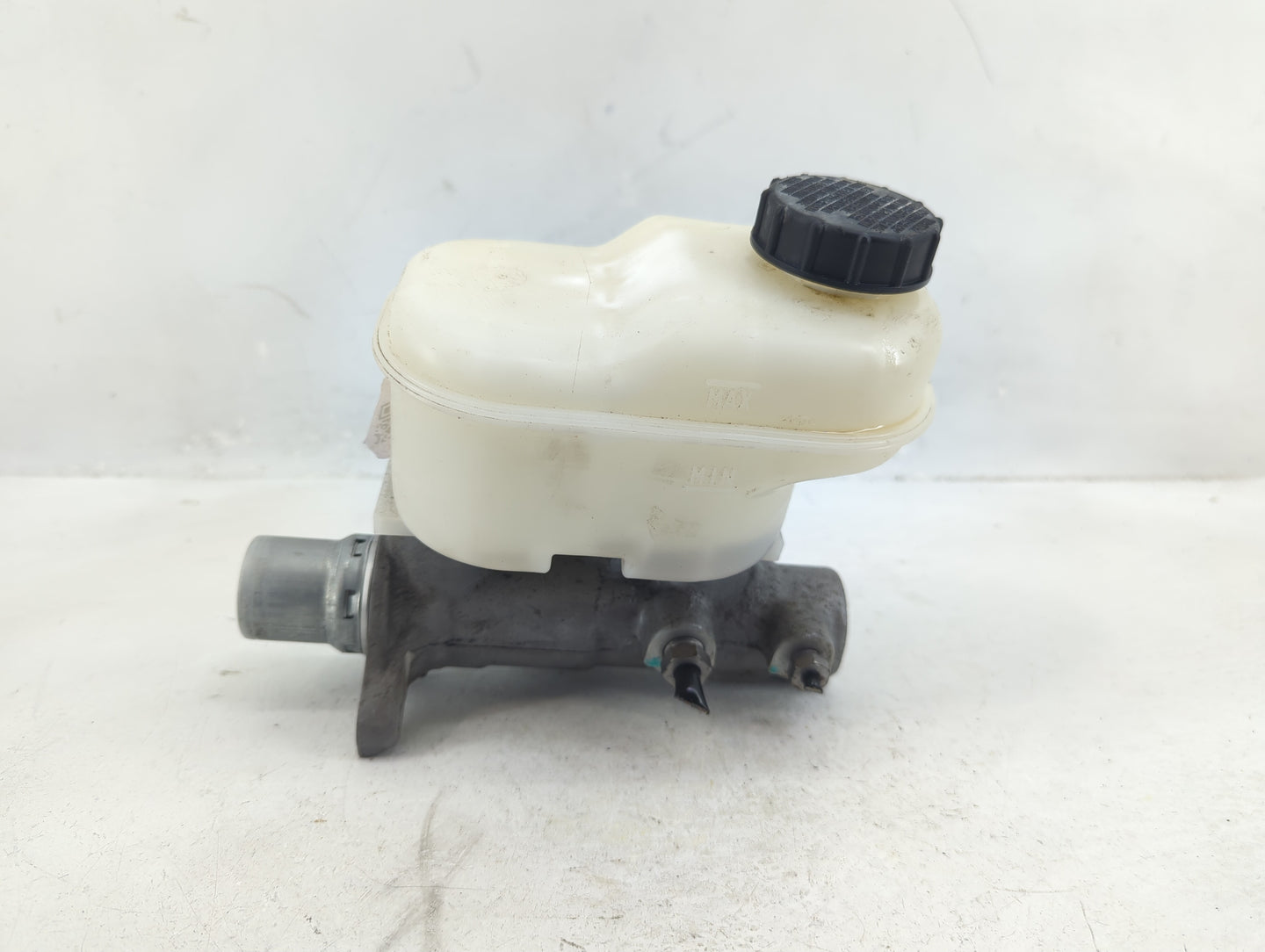 2018-2020 Ford F-150 Brake Master Cylinder 1375909 - Oemusedautoparts1.com