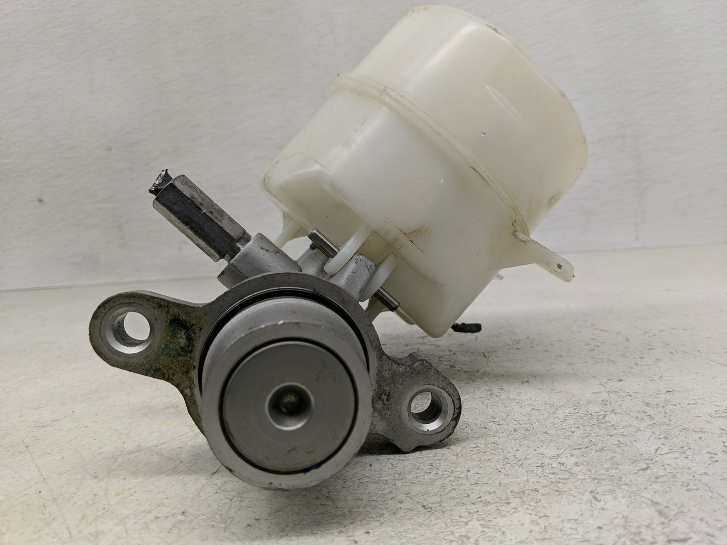 Ford F-250 Brake Master Cylinder 1300400 - Oemusedautoparts1.com