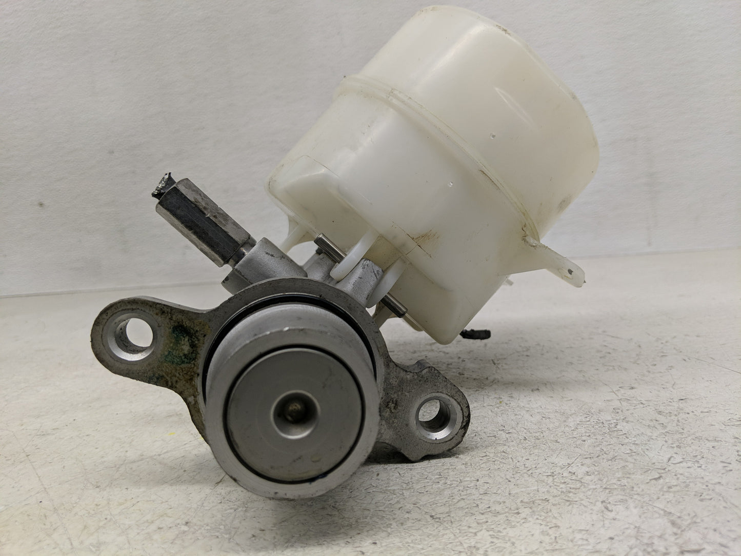 Ford F-250 Brake Master Cylinder 1300400 - Oemusedautoparts1.com