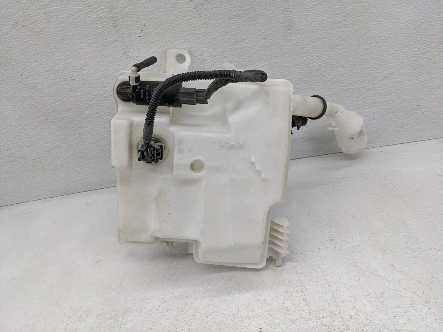 2012-2018 Ford Focus Windshield Washer Fluid Reservoir Bottle Oem - Oemusedautoparts1.com
