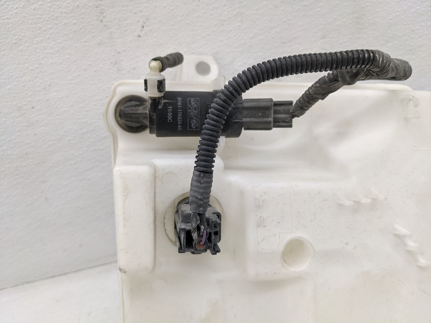 2012-2018 Ford Focus Windshield Washer Fluid Reservoir Bottle Oem - Oemusedautoparts1.com