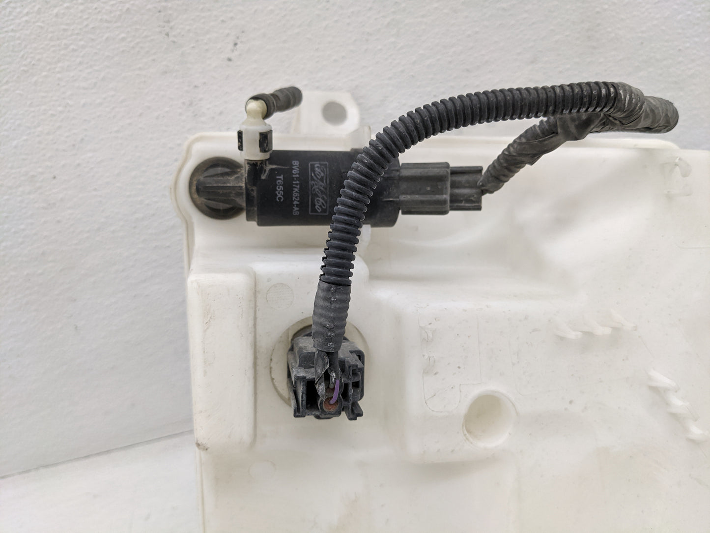 2012-2018 Ford Focus Windshield Washer Fluid Reservoir Bottle Oem - Oemusedautoparts1.com