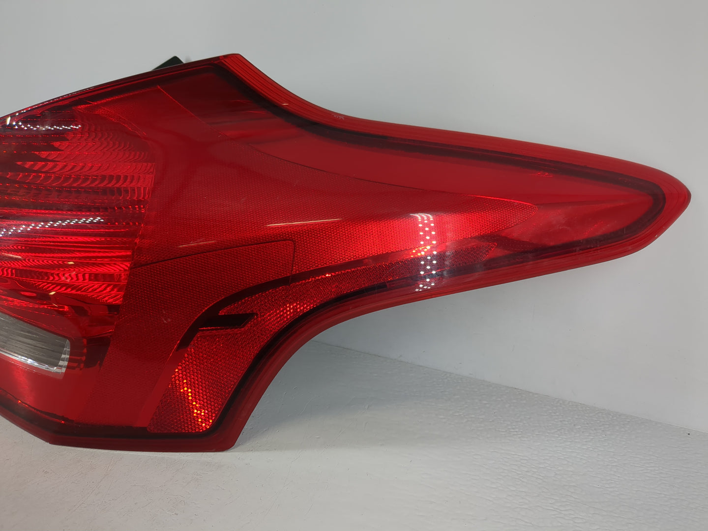 2015-2018 Ford Focus Tail Light Assembly Passenger Right OEM P/N:F1EB-13404-GJ Fits Fits 2015 2016 2017 2018 OEM Used Auto P