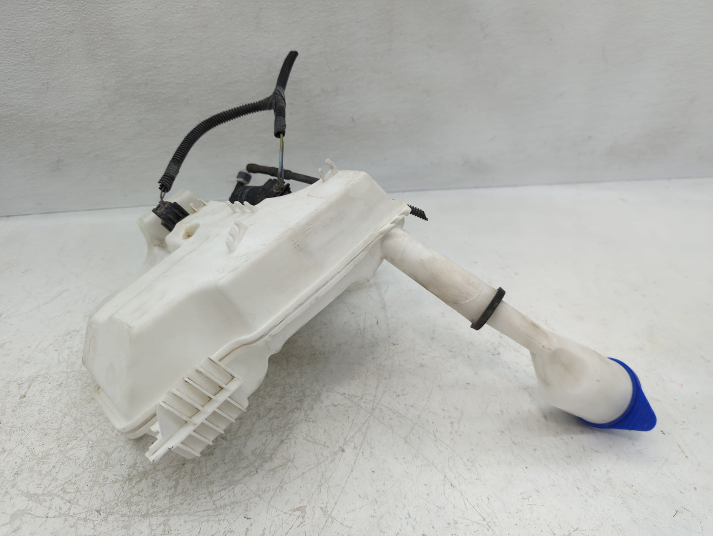 2012-2018 Ford Focus Windshield Washer Fluid Reservoir Bottle Oem - Oemusedautoparts1.com
