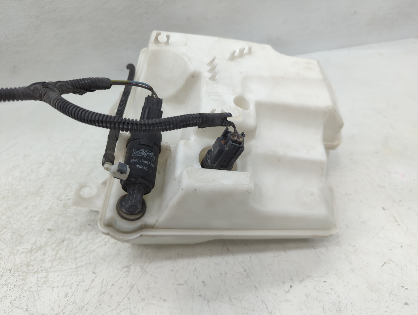 2012-2018 Ford Focus Windshield Washer Fluid Reservoir Bottle Oem - Oemusedautoparts1.com