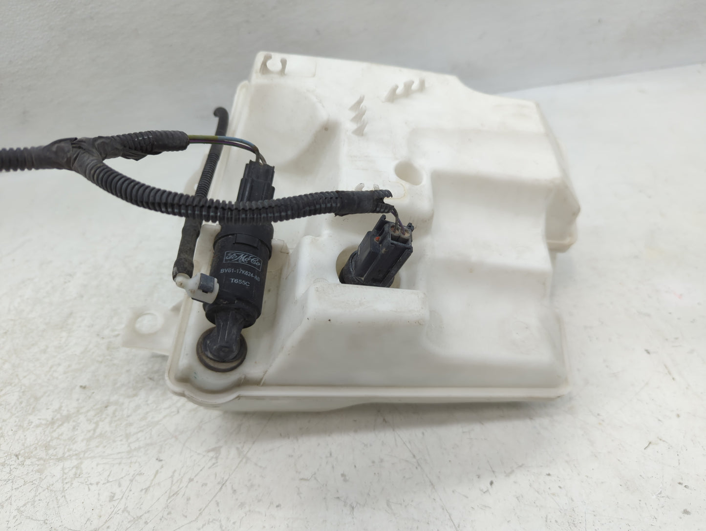 2012-2018 Ford Focus Windshield Washer Fluid Reservoir Bottle Oem - Oemusedautoparts1.com