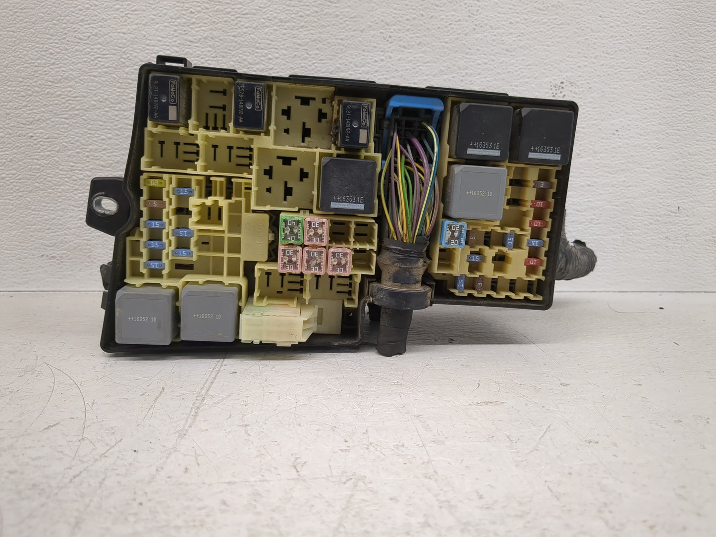 2017-2018 Ford Focus Fusebox Fuse Box Panel Relay Module P/N:AV6T-14A142-AB Fits Fits 2017 2018 OEM Used Auto Parts - Oemuse