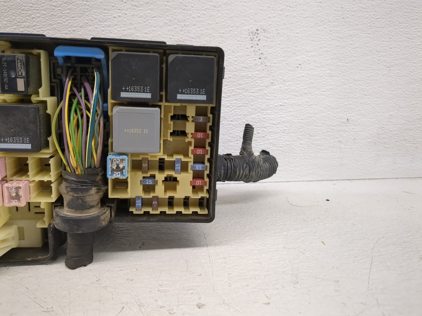 2017-2018 Ford Focus Fusebox Fuse Box Panel Relay Module P/N:AV6T-14A142-AB Fits Fits 2017 2018 OEM Used Auto Parts - Oemuse
